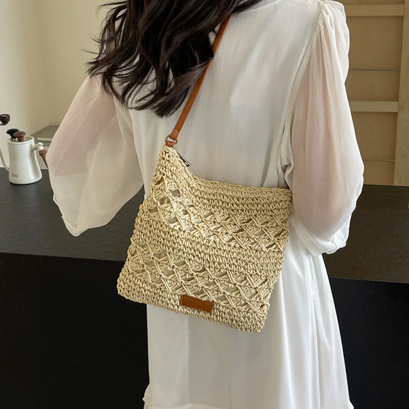 A leisure pure color straw woven bag women\'s environmental protection woven bag advanced materials fine work holiday