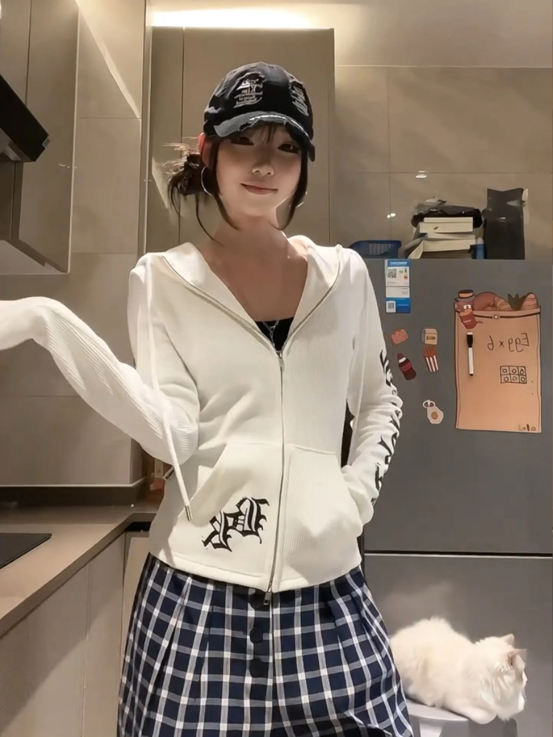 Nowa biała bluza damska na wiosnę i jesień 2025, z nadrukiem krzyża, gotycka, wyszczuplająca, rozpinana kurtka, koreańska wersja, długi rękaw, zamek błyskawiczny.