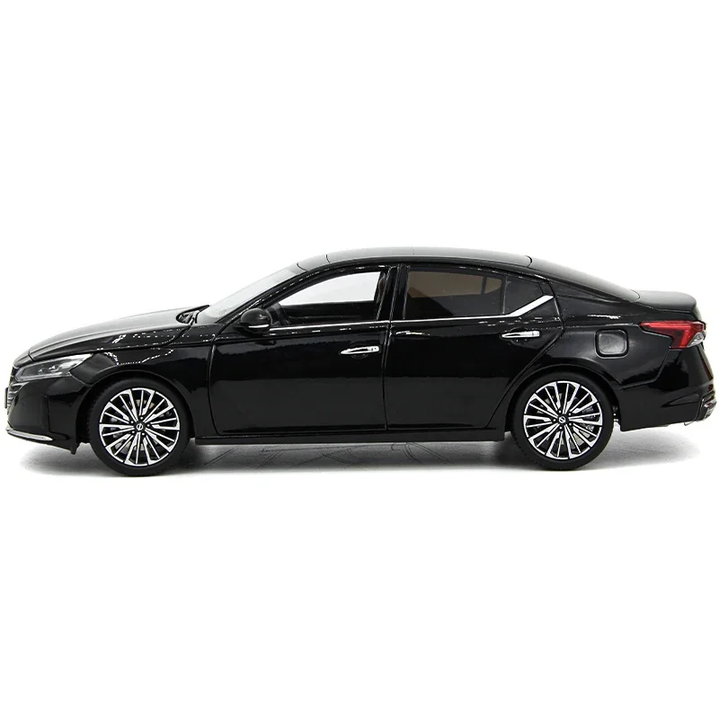 1:18 Scale Nissan Altima 2022 Car Model Toys for Men 1/18 Simulation Metal Static Diecast Miniature Hobby Collection Vehicle Toy