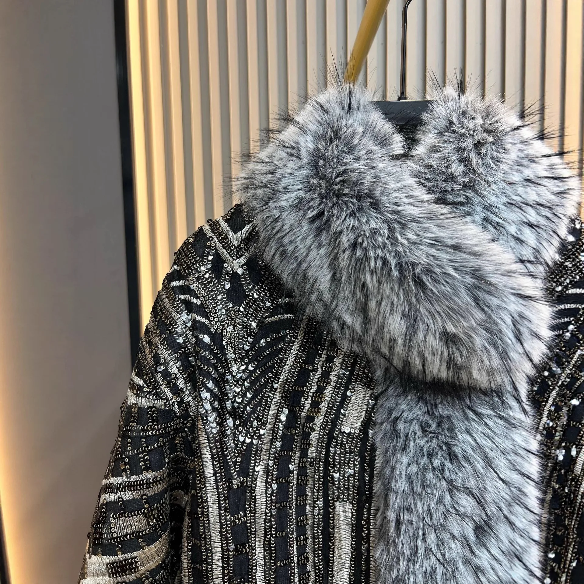 معطف فرو الثعلب الصناعي مطرز بالترتر الثقيل للنساء 2025 شتاء موضة جديدة فضفاضة دافئة أنيقة معطف فرو صناعي سترة فروي #2