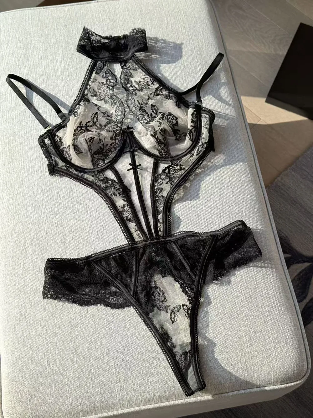 Ellolace Verführerischer Bodysuit für Damen: Spitzen-Body mit Stickerei, Tanga, abnehmbaren Trägern und Neckholder-Design – Transparente Unterwäsche