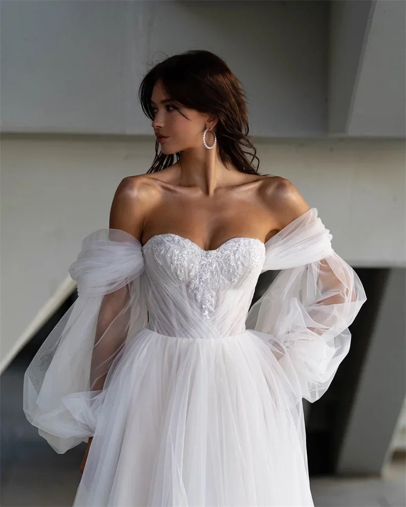 ชุดแต่งงานเจ้าหญิงทรงเอไลน์แบบหวานทันสมัย แขนตุ๊กตาพองฟู แต่งลูกไม้ ดีไซน์เปิดไหล่  รับสั่งตัดตามแบบ