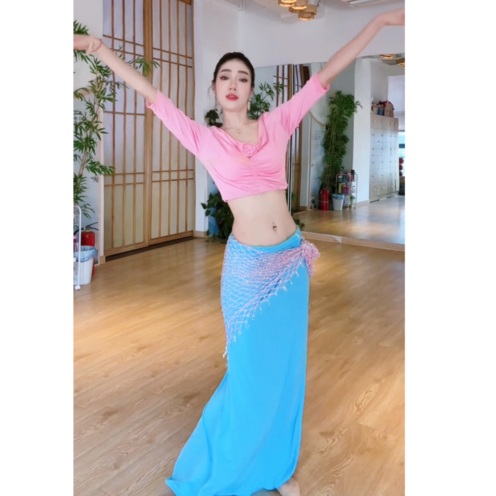 新しいベリーダンス衣装女性のためのハイエンドのセクシーな気質パフォーマンス衣装大人のオリエンタルダンスプロフェッショナル練習セット