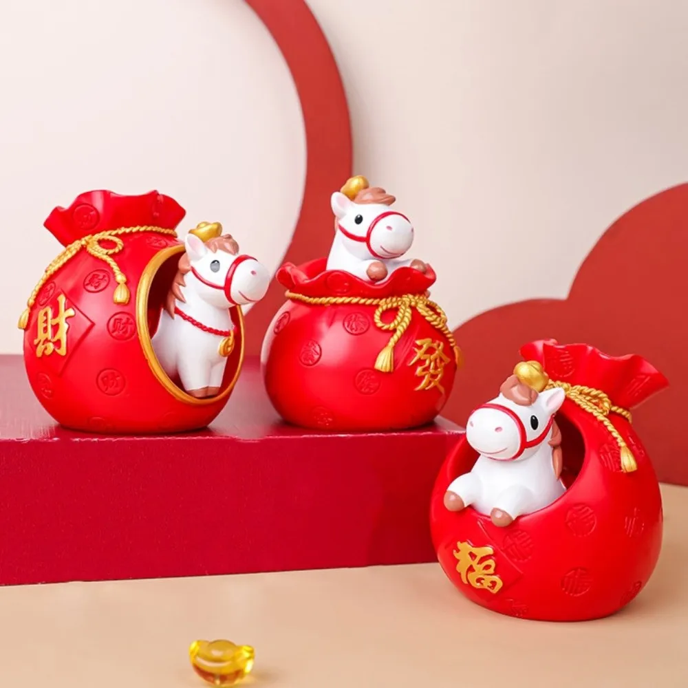 Fortuna 2026 cavalo ano mascote ornamentos bonito saco da sorte estatuetas de cavalo do zodíaco resina decorativa figuras de cavalo ornamento
