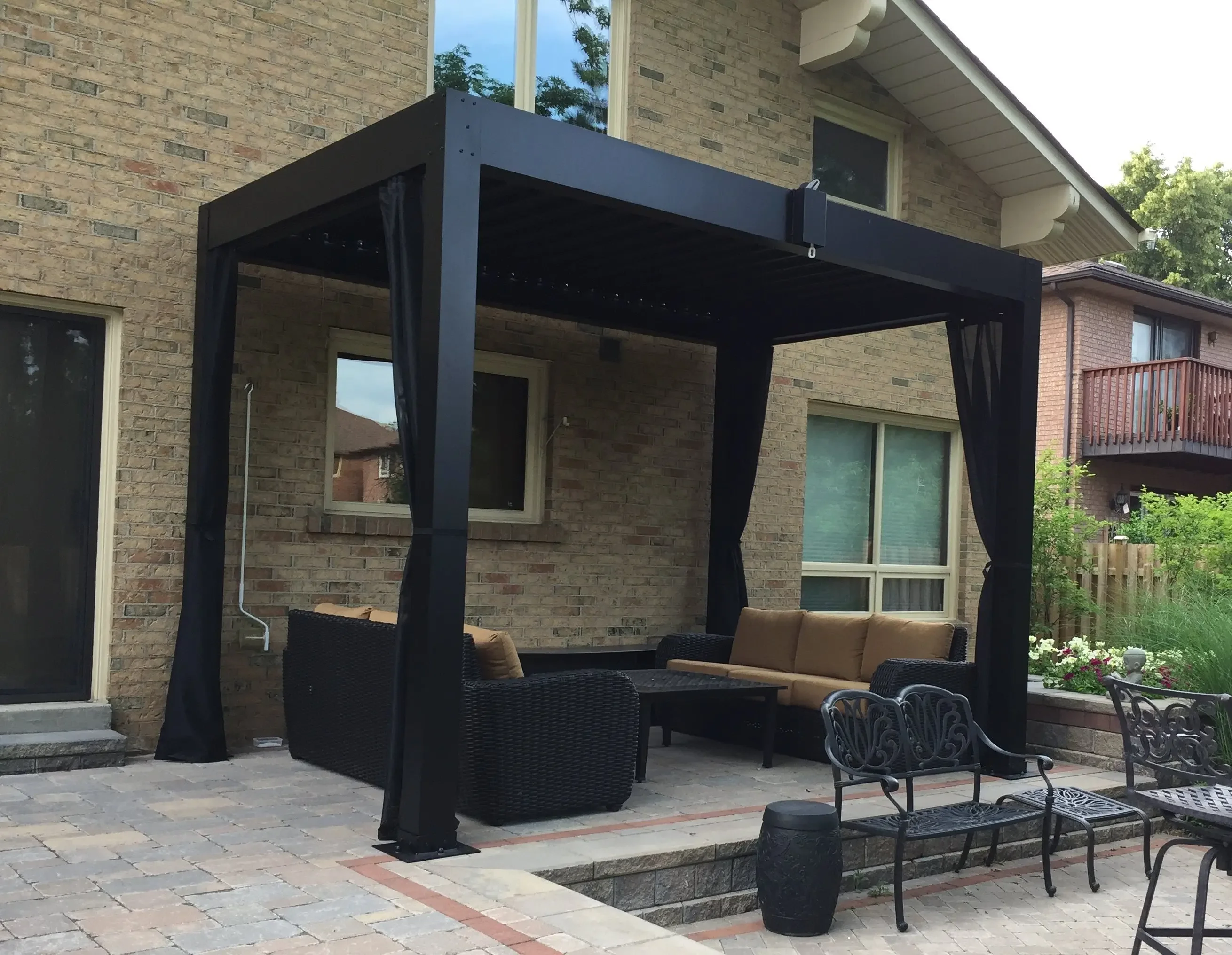 Pergola à persiennes en aluminium bioclimatique, parasol de jardin extérieur dans la cour de la maison