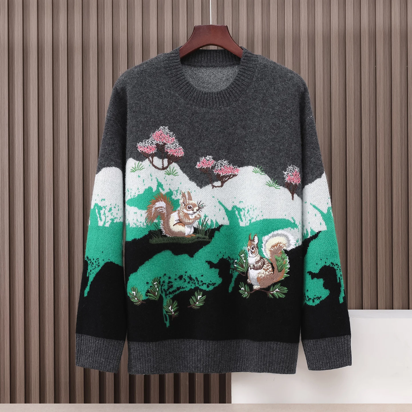 High-end luxury pure cashmere sweater for women with squirrel embroidery, round neckline, thick and heavy coat