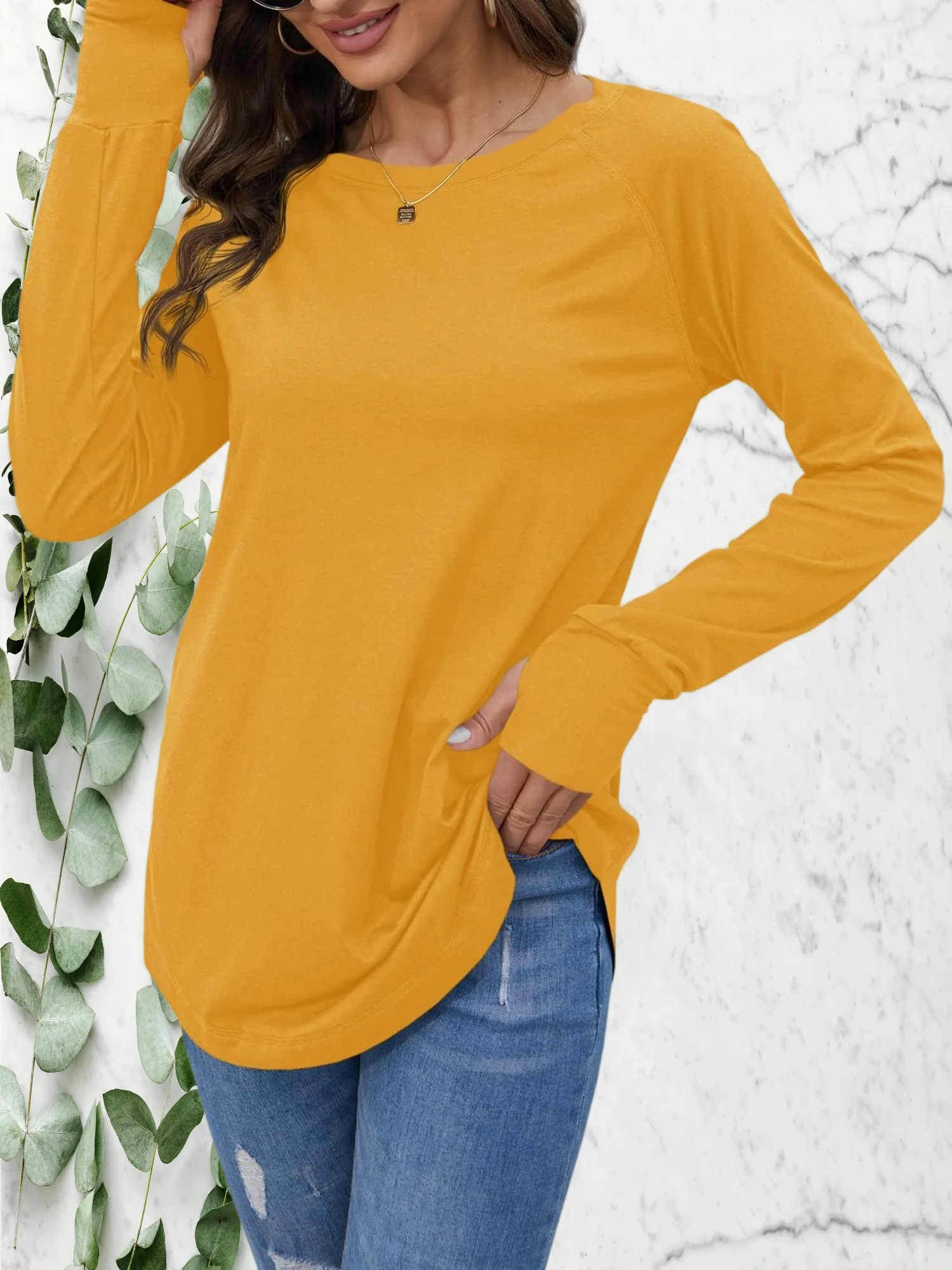 Damskie podstawowe koszulki z długim rękawem - okrągły dekolt, zaokrąglony dół, luźny krój, otwory na kciuki do noszenia na co dzień