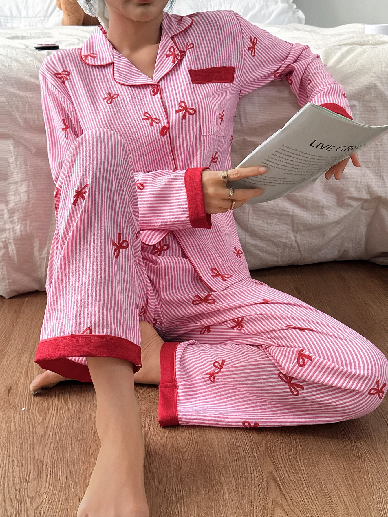 Ensemble pyjama deux pièces imprimé nœud rayé rose et blanc pour femme, haut à revers boutonné à manches longues et pantalon long, ensemble de vêtements de nuit décontractés adapté à un usage