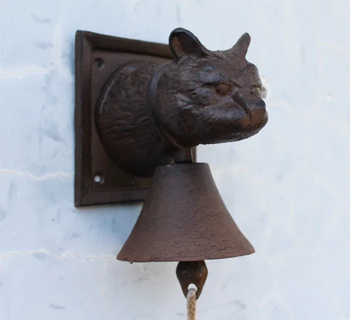 Classic cast iron cat head, doorbell, bell, French antique iron wall decoration, coffee shop decoration, garden pendant