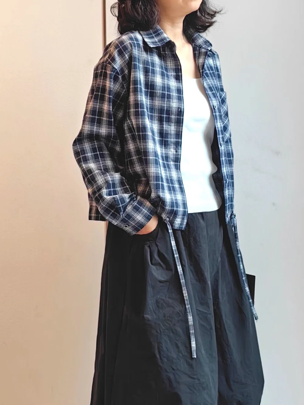 

Легкая льняная рубашка в клетку для женщин, с дизайнерским акцентом, с завязками по низу, с длинным рукавом, маленького размера, для повседневной носки, из органического хлопка.