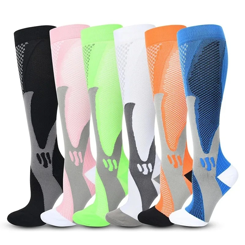 Ein Paar Kompressionssocken, Sportsocken, medizinische Pflegesocken, Krampfadern-Prätagesocken und Sport-Fußballsocken