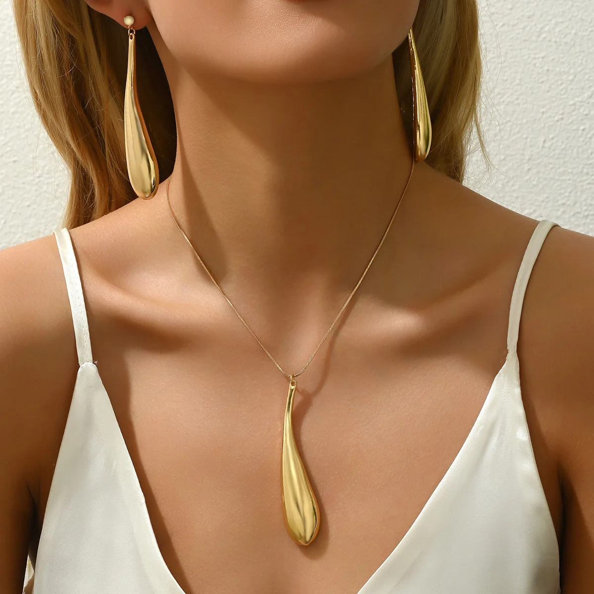 

Мода Африка Ближний Восток Дубай 24 К Позолоченное ожерелье и серьги на заказ Комплект ювелирных изделий для свадебных вечеринок и влюбленных DD10807