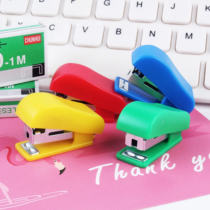 Mini Stapler Set Portable Small Gift Stapler Children Students Cute Stationery Gift Contains A Box Of Staples (Random Colors)