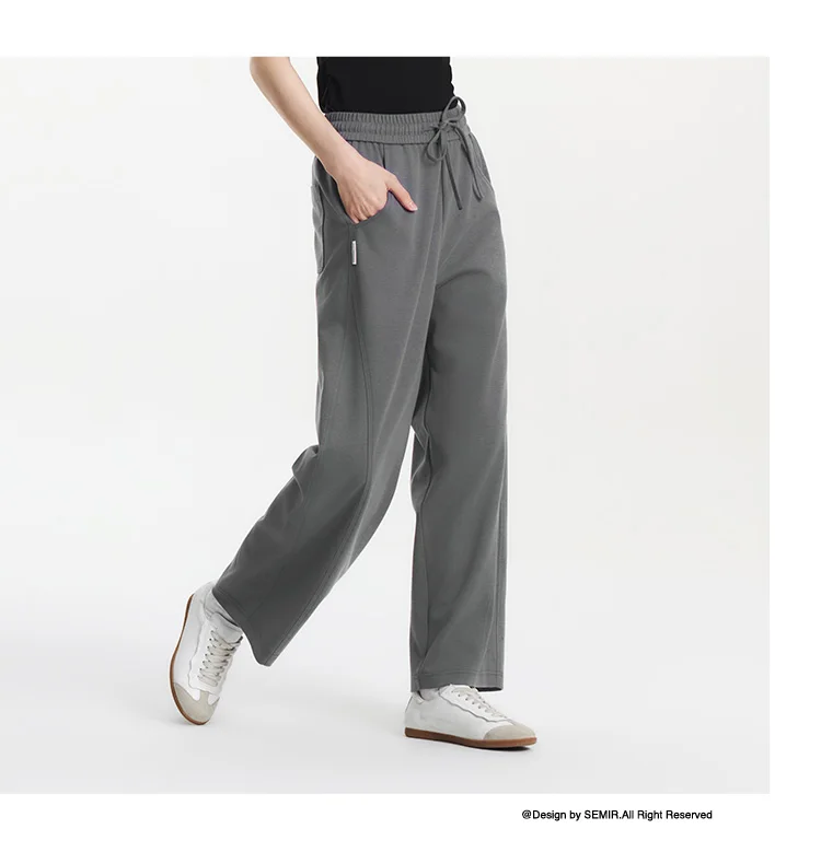 Damenhosen: Lässige, geschlitzte, lockere, geschwungene Slim-Fit-Hose im minimalistischen, vielseitigen Stil mit geschwungenem Bein – Sommermode 2026 für den Alltag – Detail 8