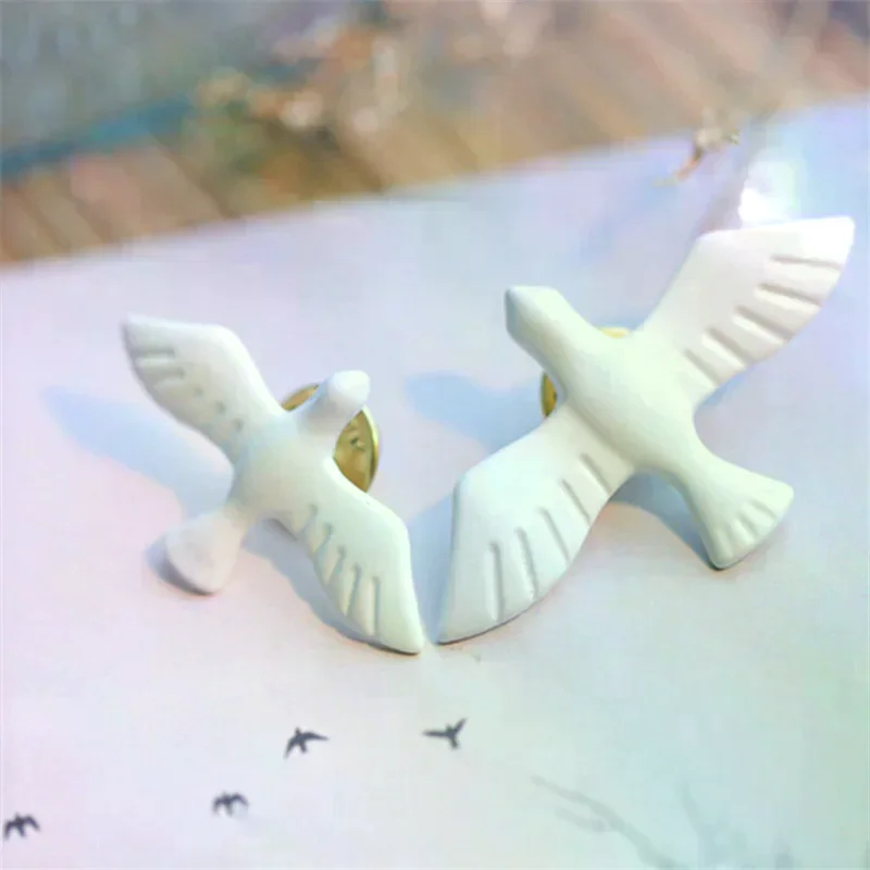 เข็มกลัดรูปนกพิราบสีขาวสไตล์เรโทร 2 ชิ้น ดีไซน์เรียบง่าย สวยงาม เหมาะสำหรับผู้ชายและผู้หญิง ใช้ได้หลากหลาย เป็นของขวัญและเครื่องประดับเสื้อผ้า