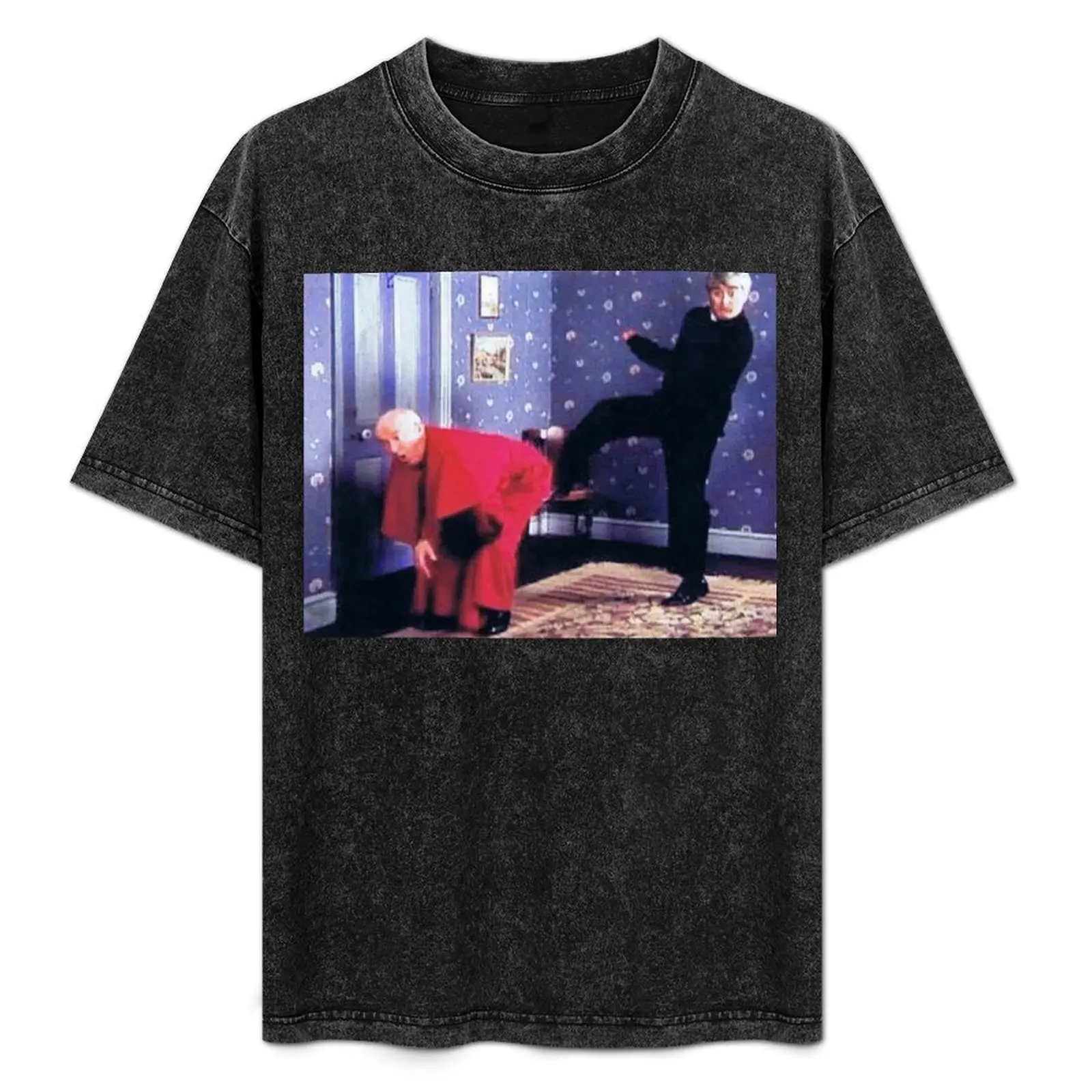 Camiseta Father Ted con imagen enmarcada del obispo Brennan que le pegan una patada en la culo, camiseta informal para el trabajo