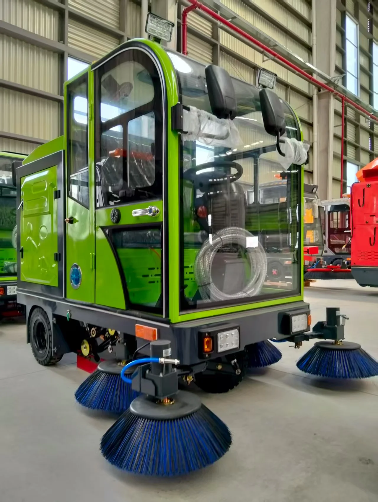 

Exquisite craftsmanship, Iron Bee's newly designed automatic industrial riding electrical street floor sweeper, sweeping machine