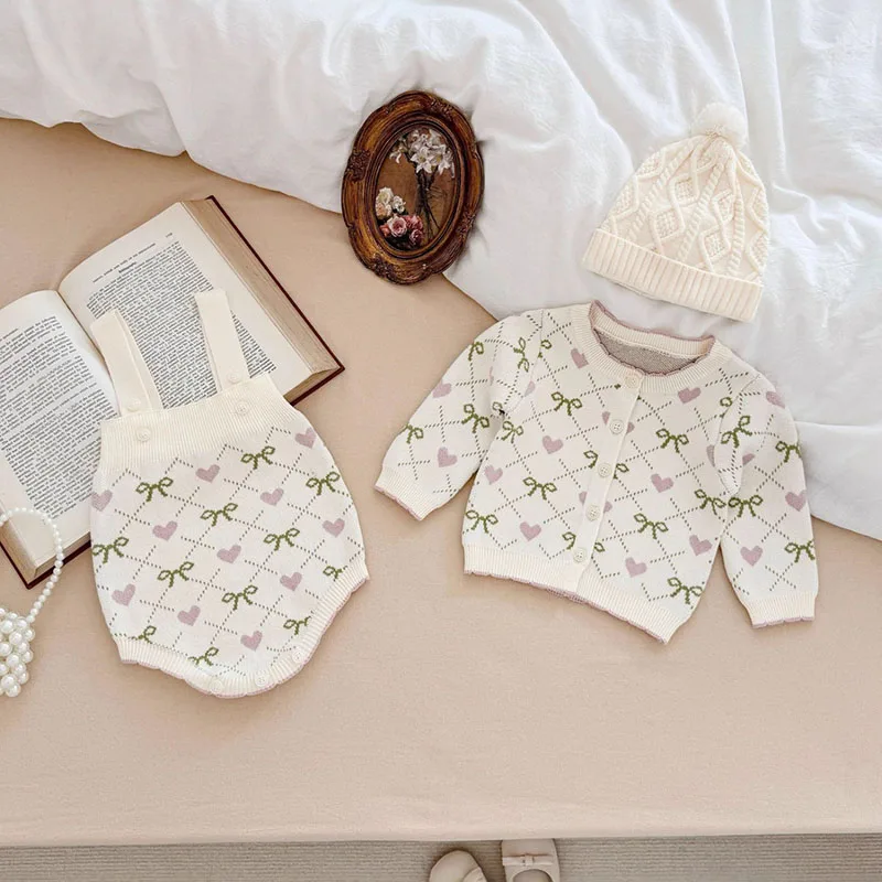 

Новинка 2023 года, осенний комплект одежды для маленьких девочек, вязаный кардиган с длинными рукавами + комбинезон, детский вязаный костюм для детей 0-3 лет