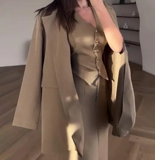 Весна/Лето 202, новая женская одежда, элитный коричневый костюм в стиле ретро, майка, полуюбка, темпераментный комплект из трех предметов