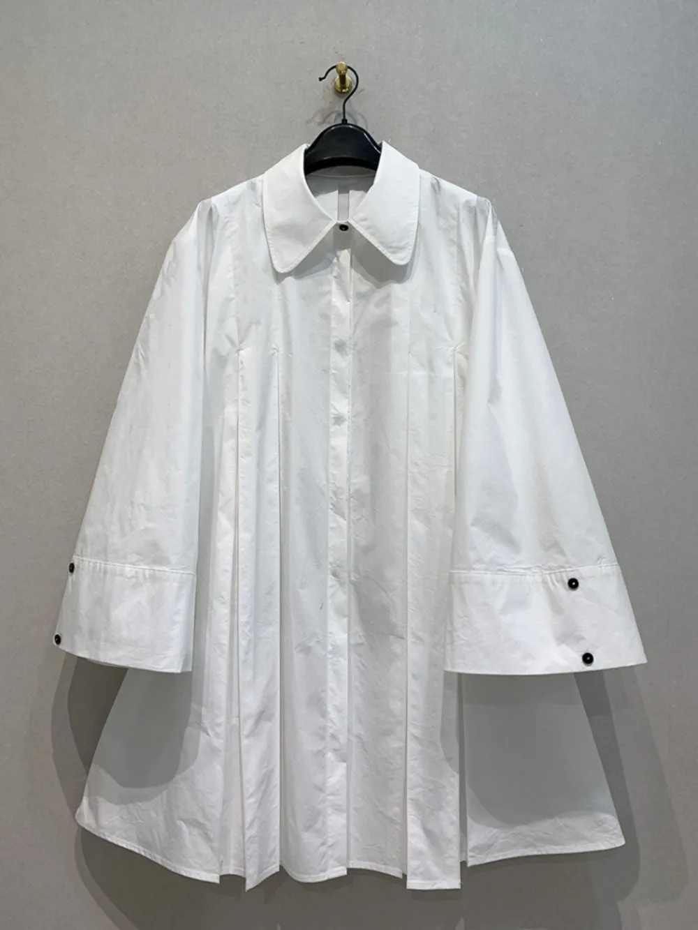 トレンドの売れ筋プレミアムオフィスレディドレス、シンプルで若々しく見える、ゆったりとしたスリムなワンピース、傘のようなプリーツ、大きなスイング、新作ローブ