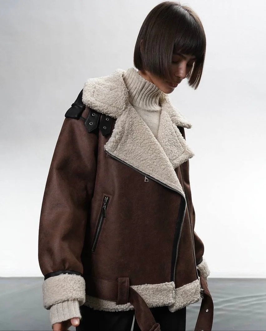 レディースファッション コントラストフェイクファー襟 レザージャケット ラペル Vネック レースアップ ジッパー ショートジャケット レディース 2025 ハイストリート アウター