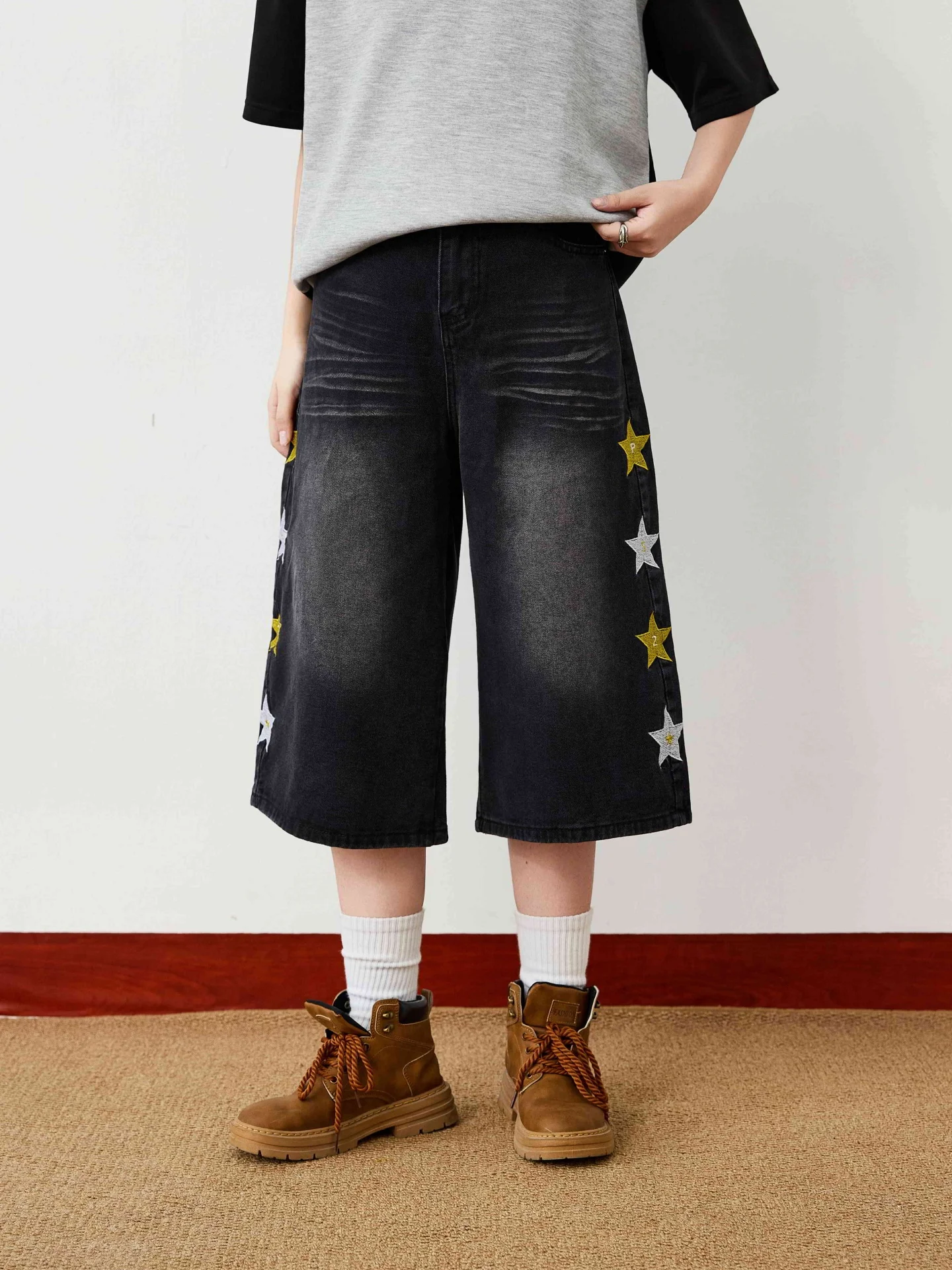 Calças Curtas Jeans com Bordado de Estrela em Preto e Cinza, Corte Solto e Perna Larga para Homens e Mulheres, Moda Casual de...