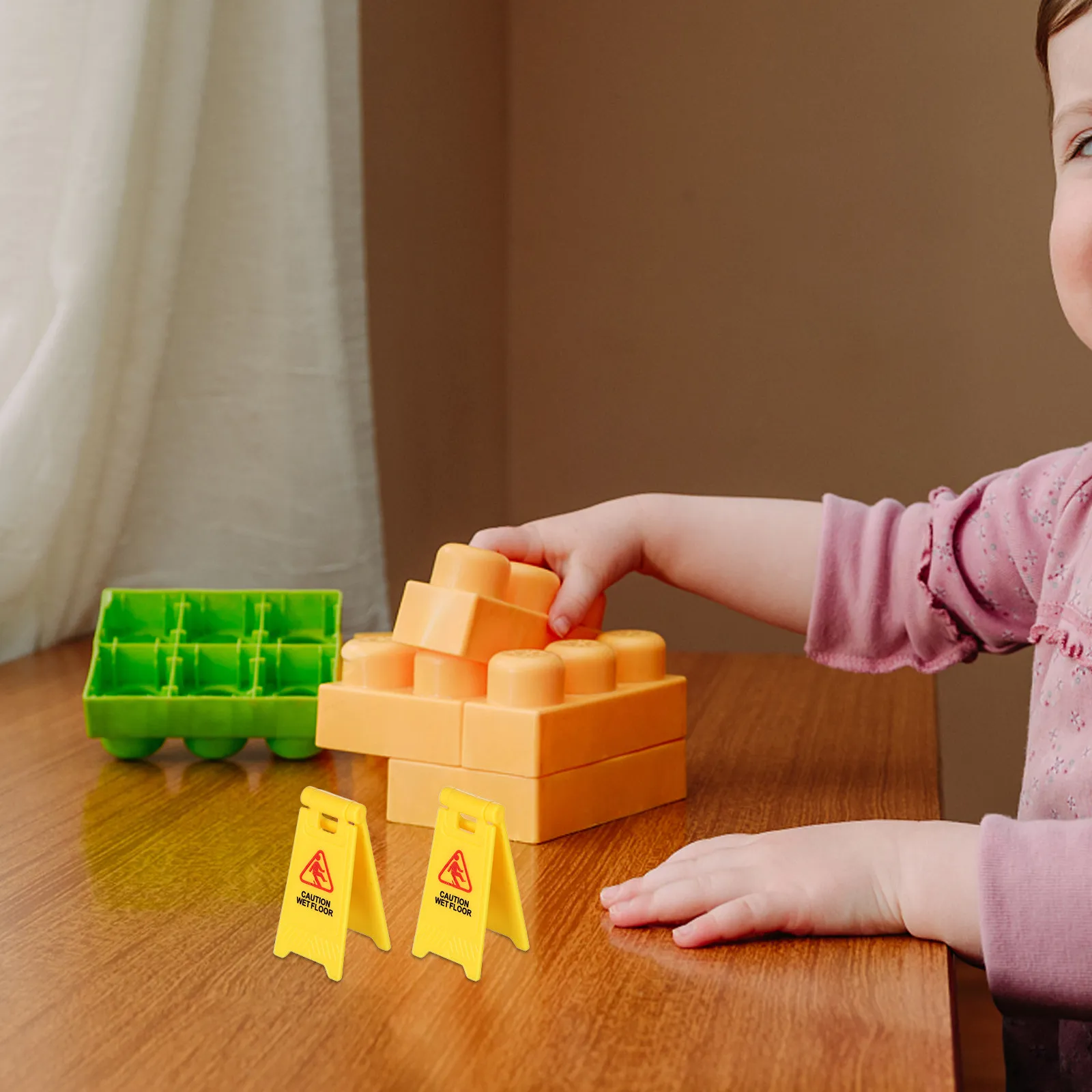 

Набор из 15 миниатюрных дорожных знаков и барьеров для детских развивающих симуляторов автомобилей