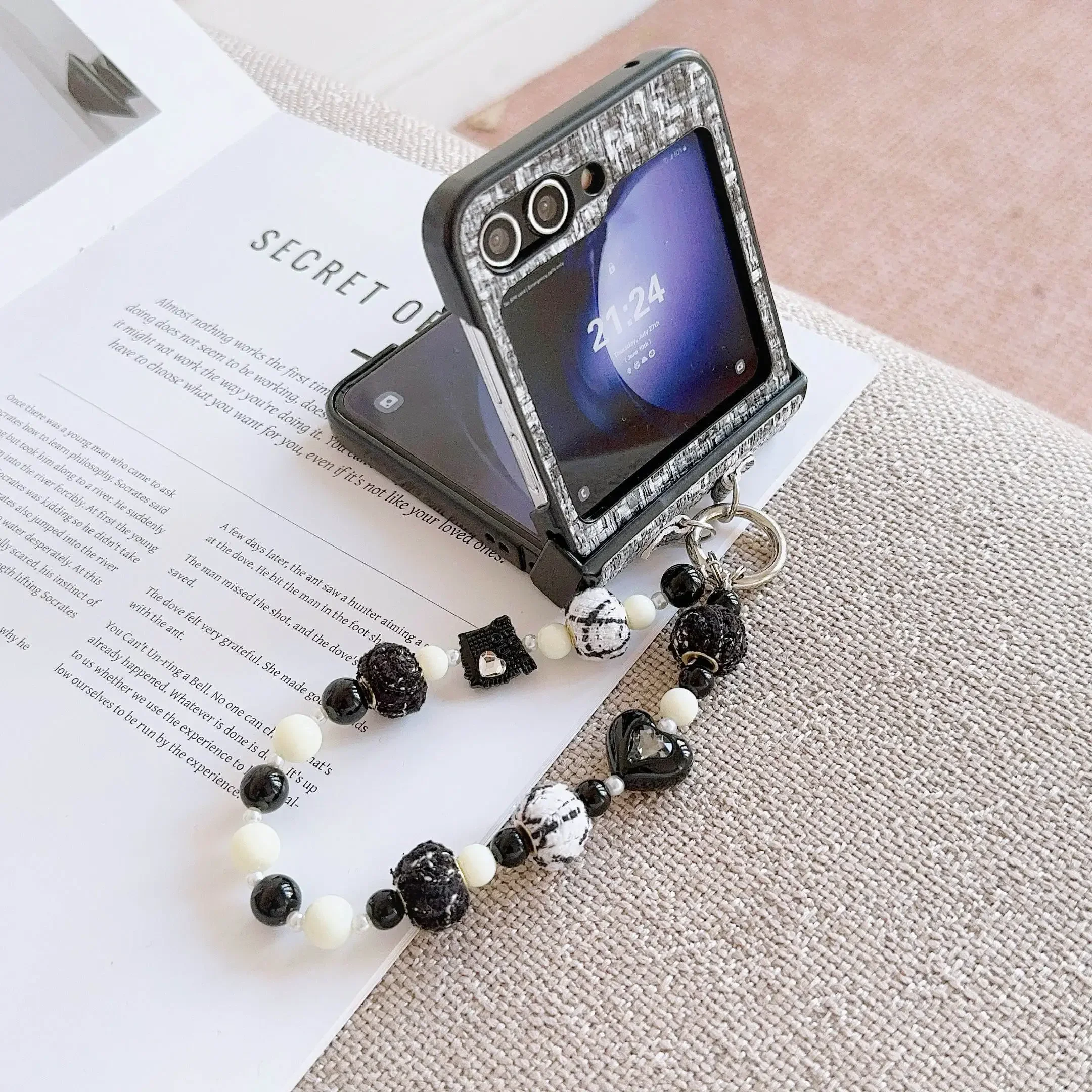 Etui na telefon Samsung Galaxy Z Flip 6 5 4 3 z błyszczącymi koralikami i paskiem na nadgarstek do Samsung Galaxy Z Flip 6 5 4 3