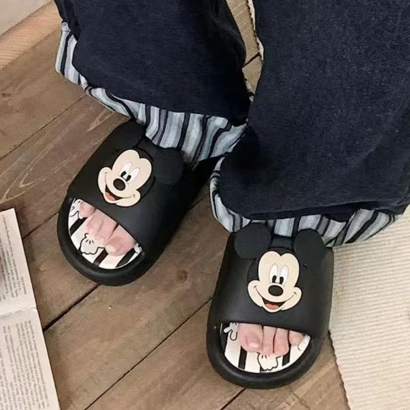 Disney Mickey hommes et femmes été nouveau modèle de dessin animé créatif mignon mode et sandales antidérapantes à semelles souples polyvalentes