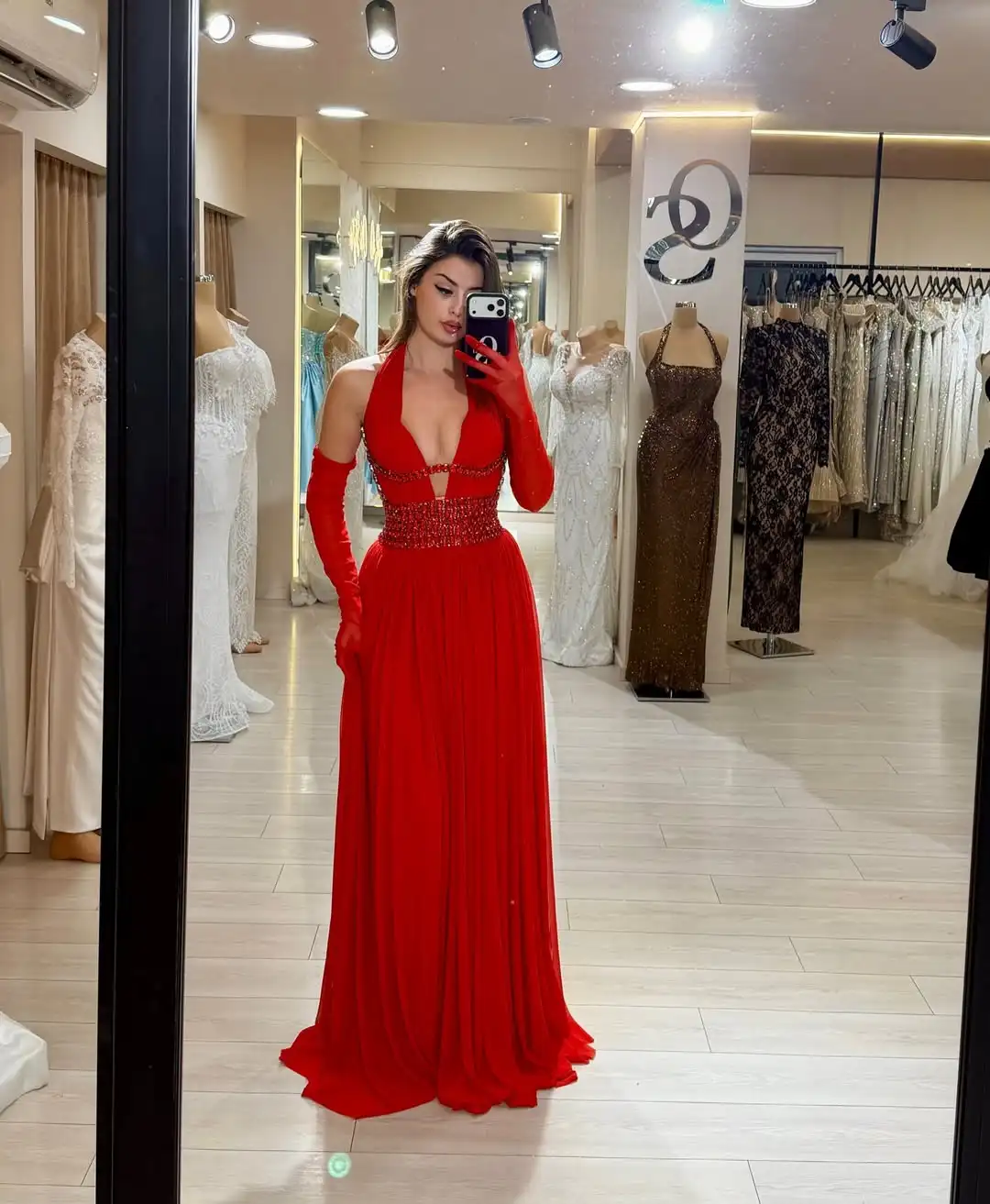 Design rouge luxe Maxi licou cou taille perles découpe plissé drapé en mousseline de soie tissu longueur de plancher mince soirée robe de soirée de bal