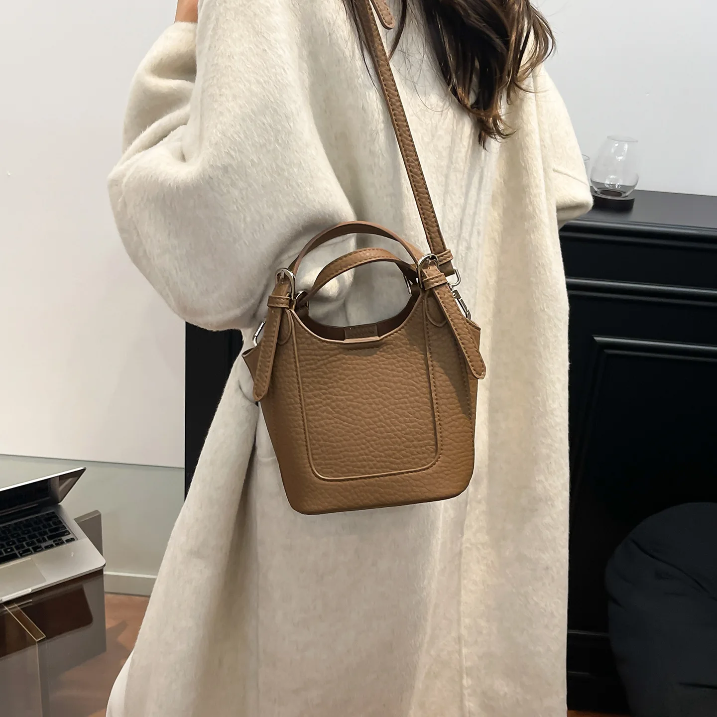 

2025 A/W Women's Brown Bucket Bag, Genuine Leather Drawstring Crossbody Purse, Vintage Boho Shoulder Bag for Daily Commute