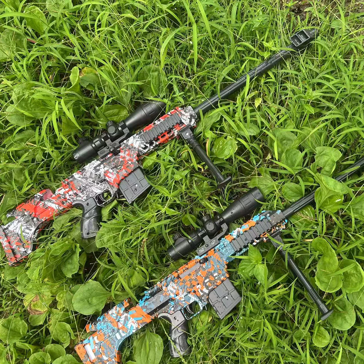 マガジンを手動で引き下げて、7～8mmのゲル弾を発射するバレットおもちゃの銃をロードします。 男の子のおもちゃゲームは同じ休日の誕生日プレゼントです