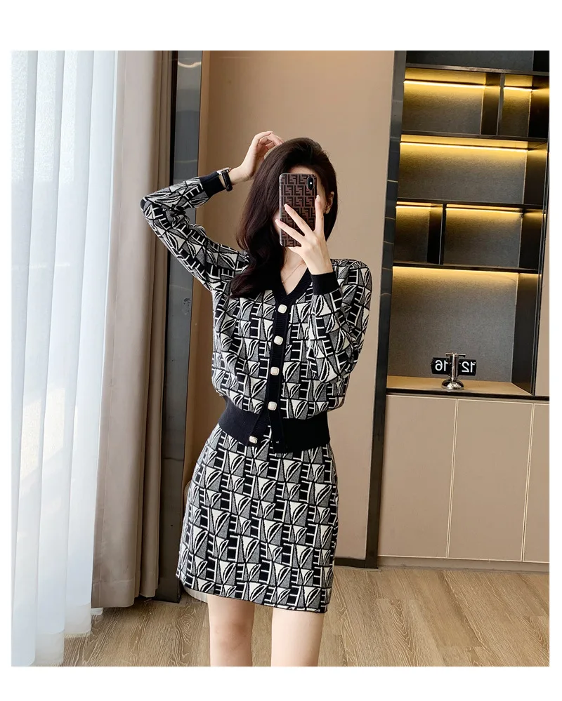 2024 Korean Style Printing Knitted Suits V-Collar Buttons Design Short Cardigan+Mini Single Breasted Skirt Women Sets T658