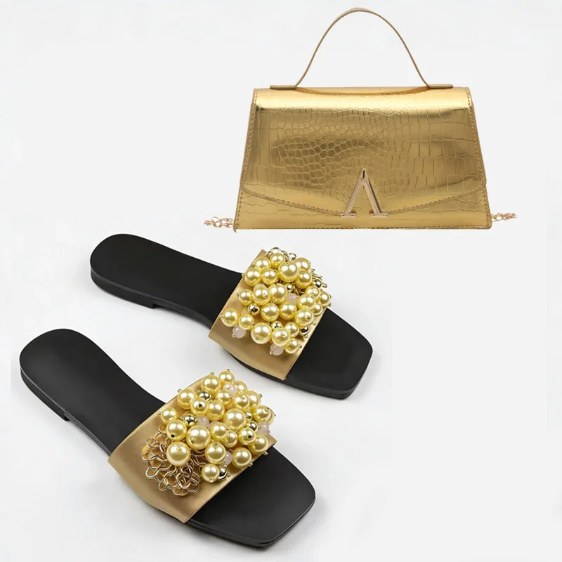 

Женские плоские сандалии с искусственным жемчугом, модные квадратные шлепанцы и простой комплект с сумкой через плечо.