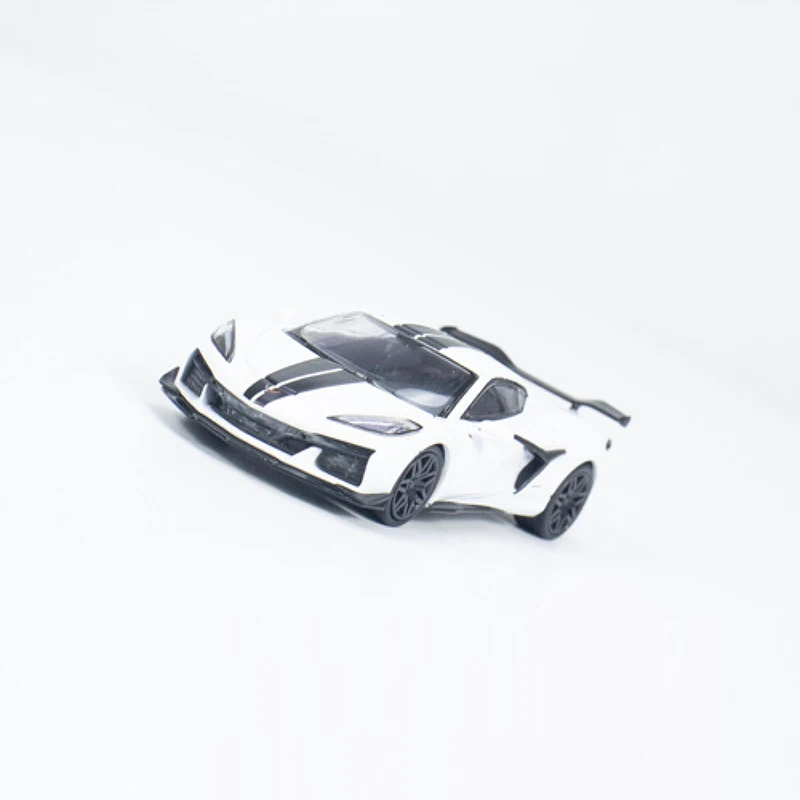 MINIGT 1:64 Model Car Z06 2023 Sport Vehicle Collection #677 Arctic White