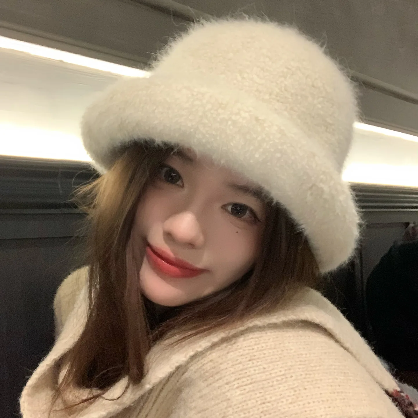 2025 السنة الجديدة الأرنب الفراء أفضل قبعة المرأة الخريف والشتاء الباردة واقية مجعد قبعة بحافة الدافئة الأبيض أفخم حوض قبعة