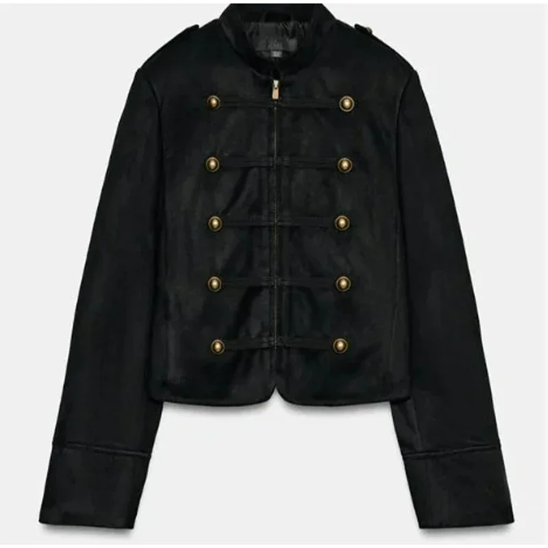 Damenjacke aus Wildleder-Optik mit Stehkragen, kurz geschnitten, mit Reißverschluss vorne, goldenen doppelten Zierknöpfen und Schulterklappen. – Detail 1