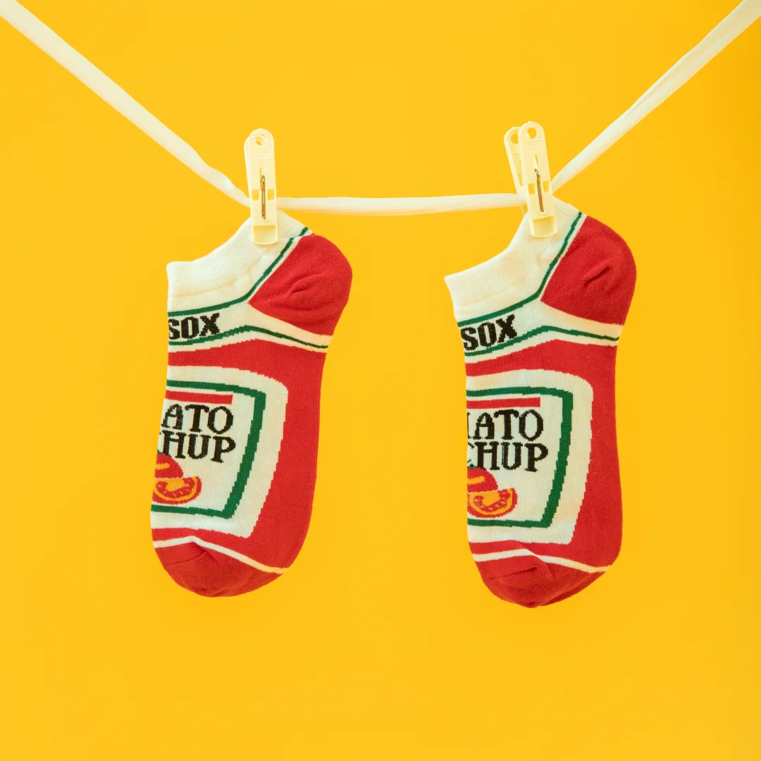 

1 пара креативных носков с томатным принтом. Стильные и удобные, идеально подходящие для повседневной носки для мужчин и женщин.