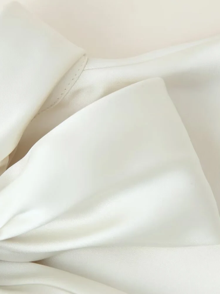 Nouvelle mode féminine de style européen, robe courte polyvalente et élégante avec embellissement de foulard en satin de soie.