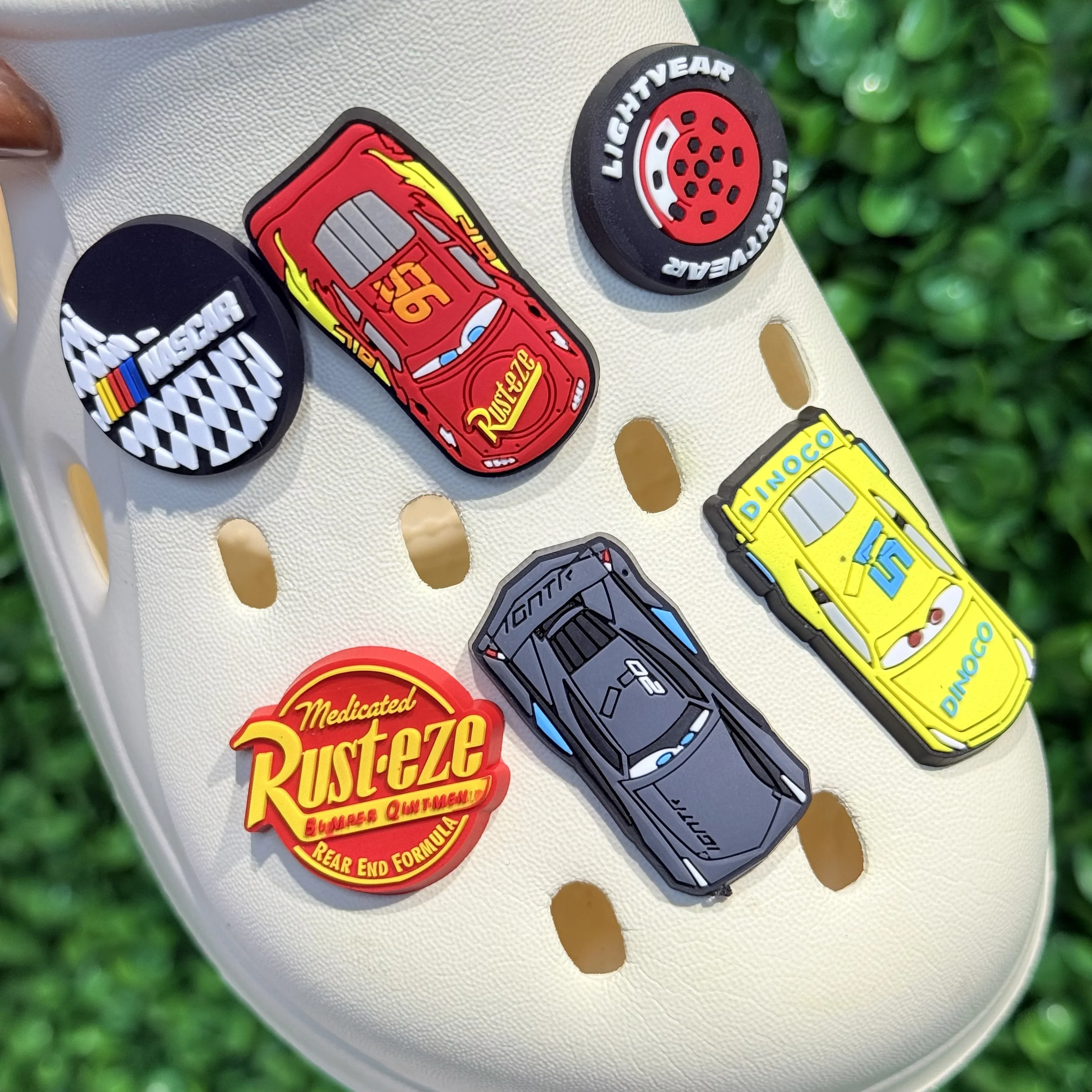 1-6Pcs Disney Cartoon Autos Lightyear PVC Garten Schuh Zubehör Schuhe Charms Sandalen Ornamente Für Jungen Mädchen Party präsentieren