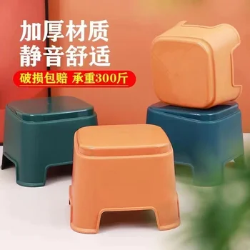 2024 Plastikowy mały stołek do użytku domowego zagęszczony niski stołek sofa stołek stolik kawowy stołek stołek na buty ławka kwadratowy stołek