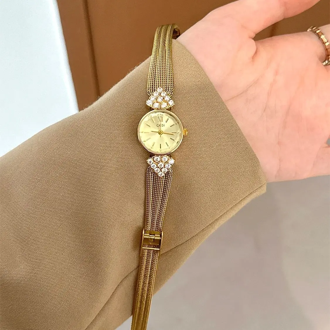 New Luxury Fashion Diamond Quartz Woman Watches Retro-Style Timepiece Precious Metal Gold-Plated Small Dial Watch With Gift