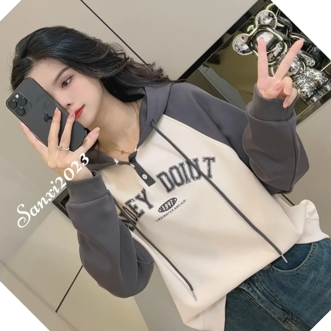 Roupa feminina de tamanho grande, coleção primavera/outono, nova camiseta de manga comprida com capuz, estampa de letras e cores contrastantes, corte solto.