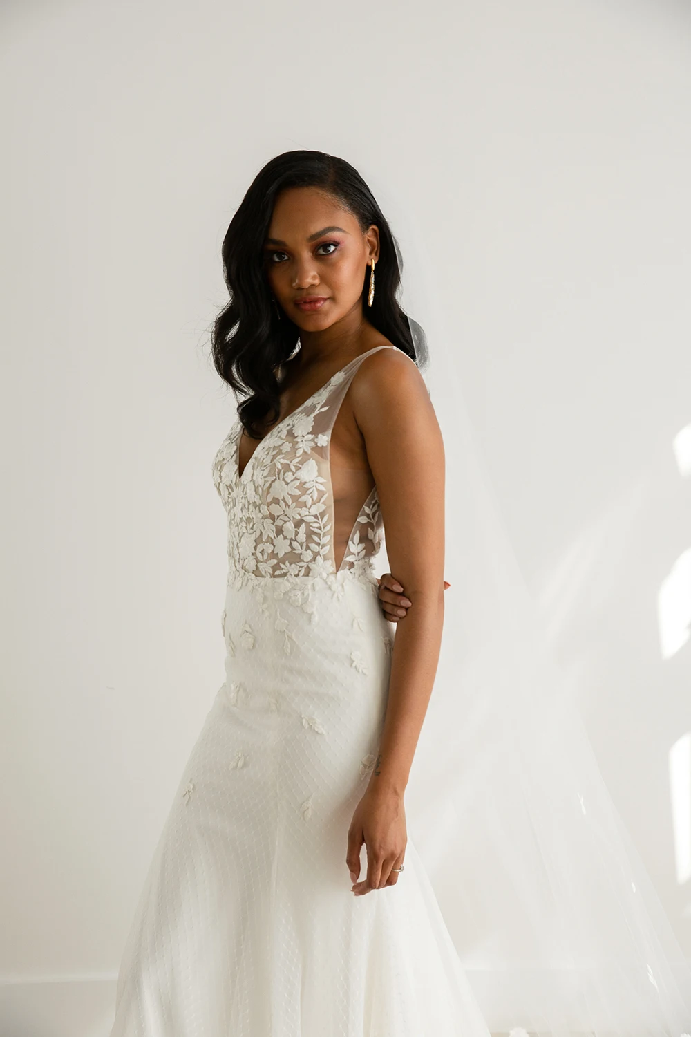 Customized Lace Wedding Gown Backless Mermaid Bride Dress 2025 Floral Embroidery Train V neck Button Bridal Ceremony Gown