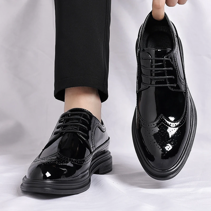 Glossy Patent Leather Brogue Perforated Carved Formal Dress Shoes Lace Up Fashion Young Men Groom Wedding Party Leather Shoes