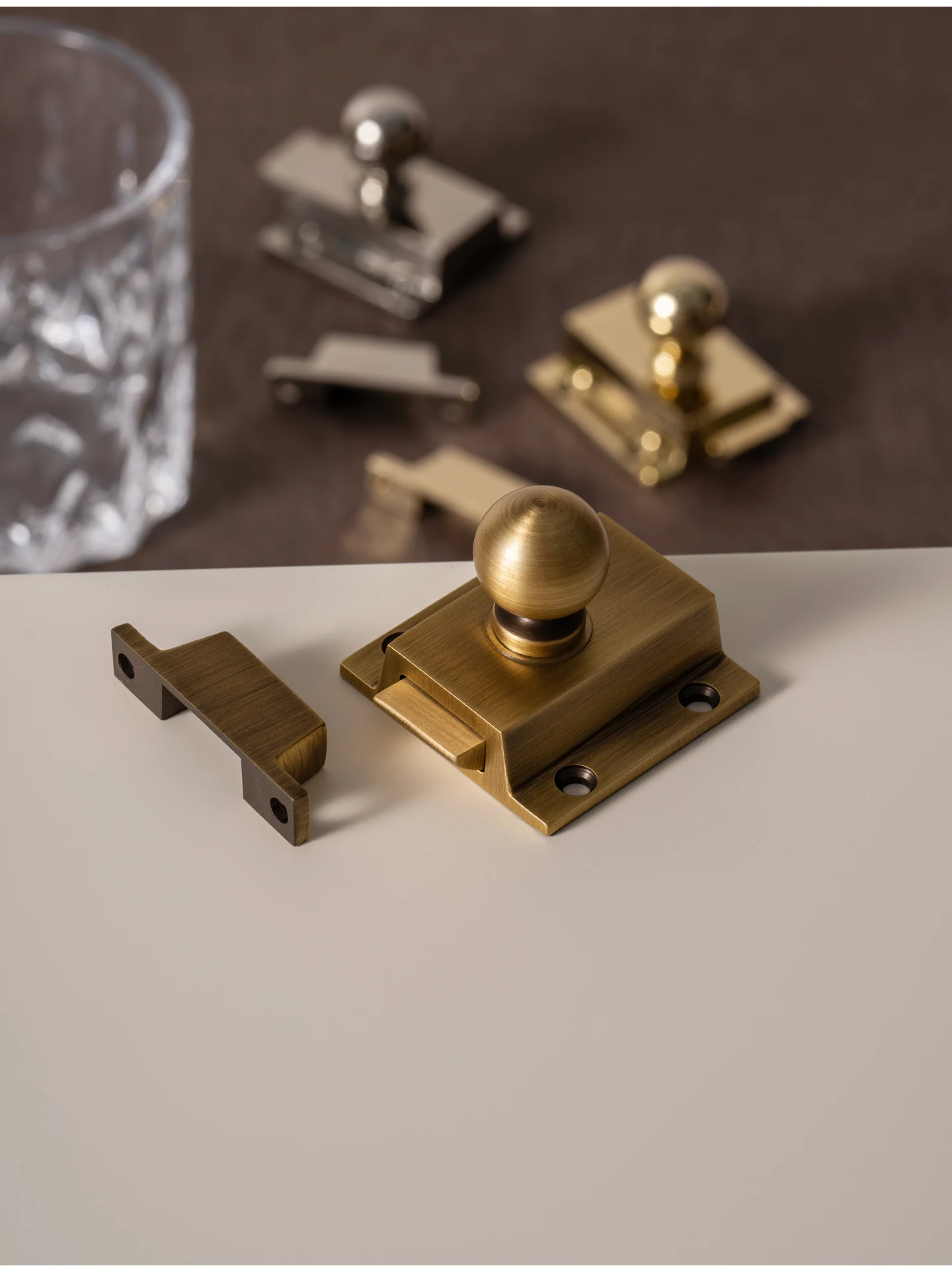 DOOROOM Massiver Messing-Türriegel im Retro-Stil, Sicherheitsschloss, Schnalle, Schranktürgriffe, Weinschrank-Türriegel – Detail 10