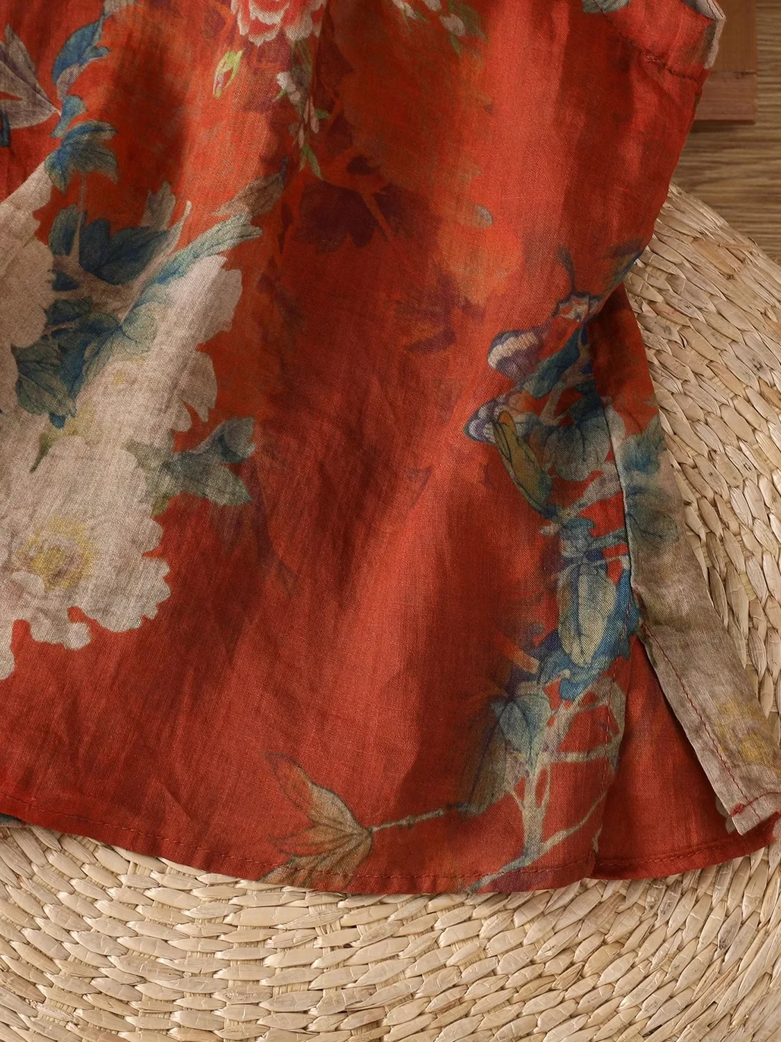 新しい中国風の女性のノースリーブシャツ薄い綿麻夏プリント襟スタンドアップボタンアップトップファッショナブルなルーズフィット