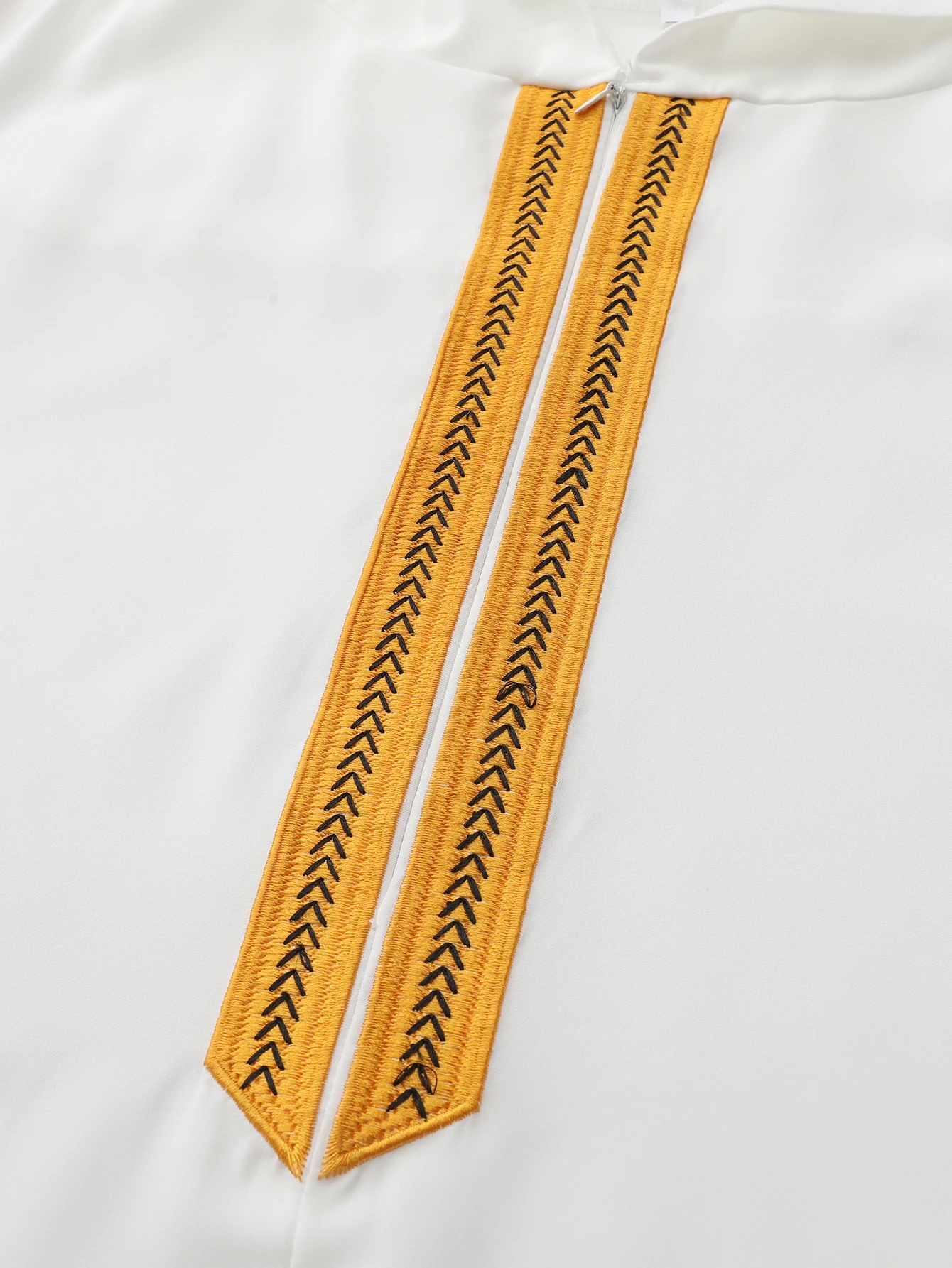 Abito ricamato bianco a maniche lunghe da uomo musulmano, foulard marocchino, preghiera da uomo islamica dell'Arabia Saudita kasaya