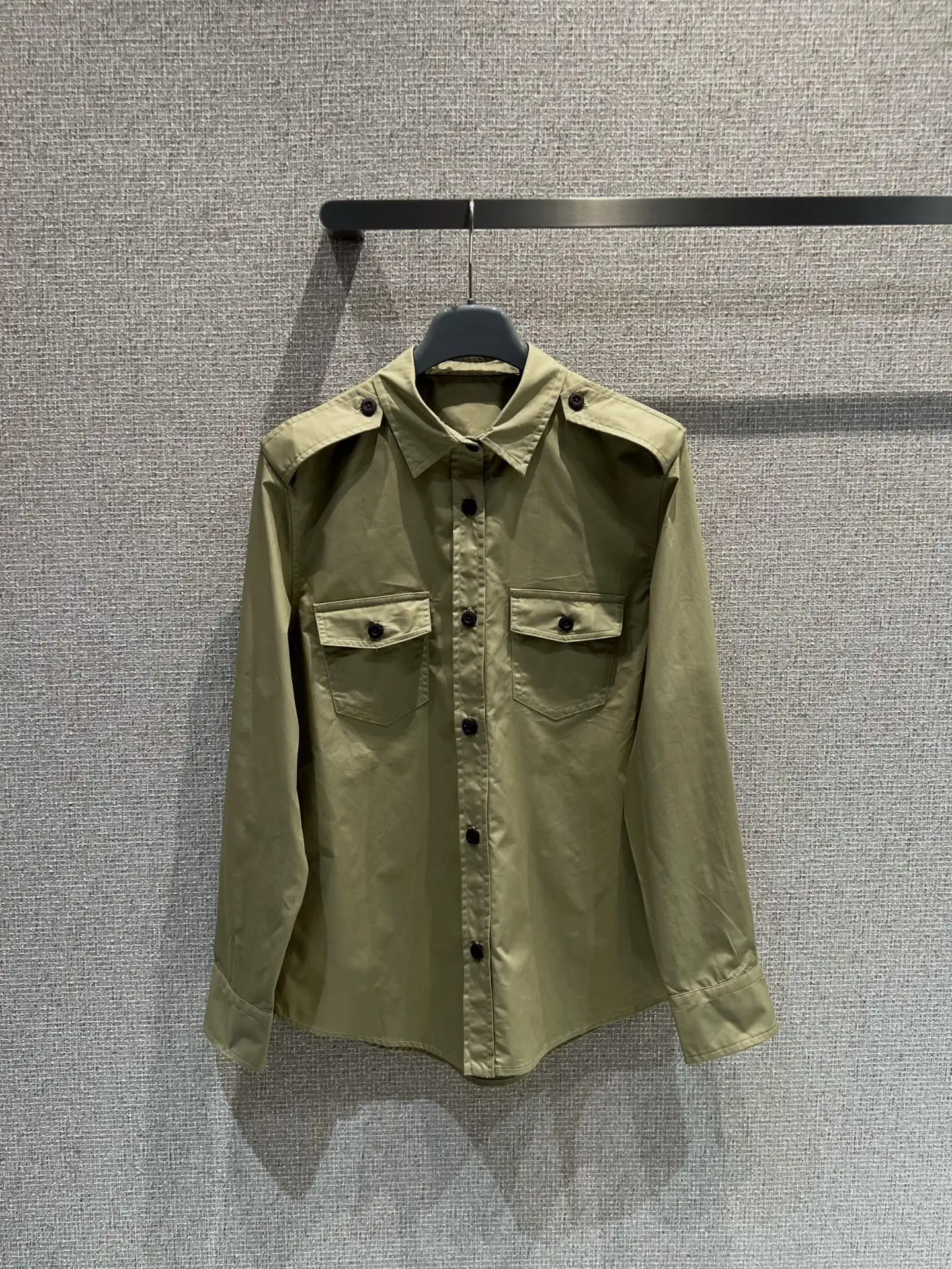 

Slimming Green Long Sleeve Shirt for Women with Shoulder Patches Classic Collar Pocket Detail Commute Style Casual Cotton Blend