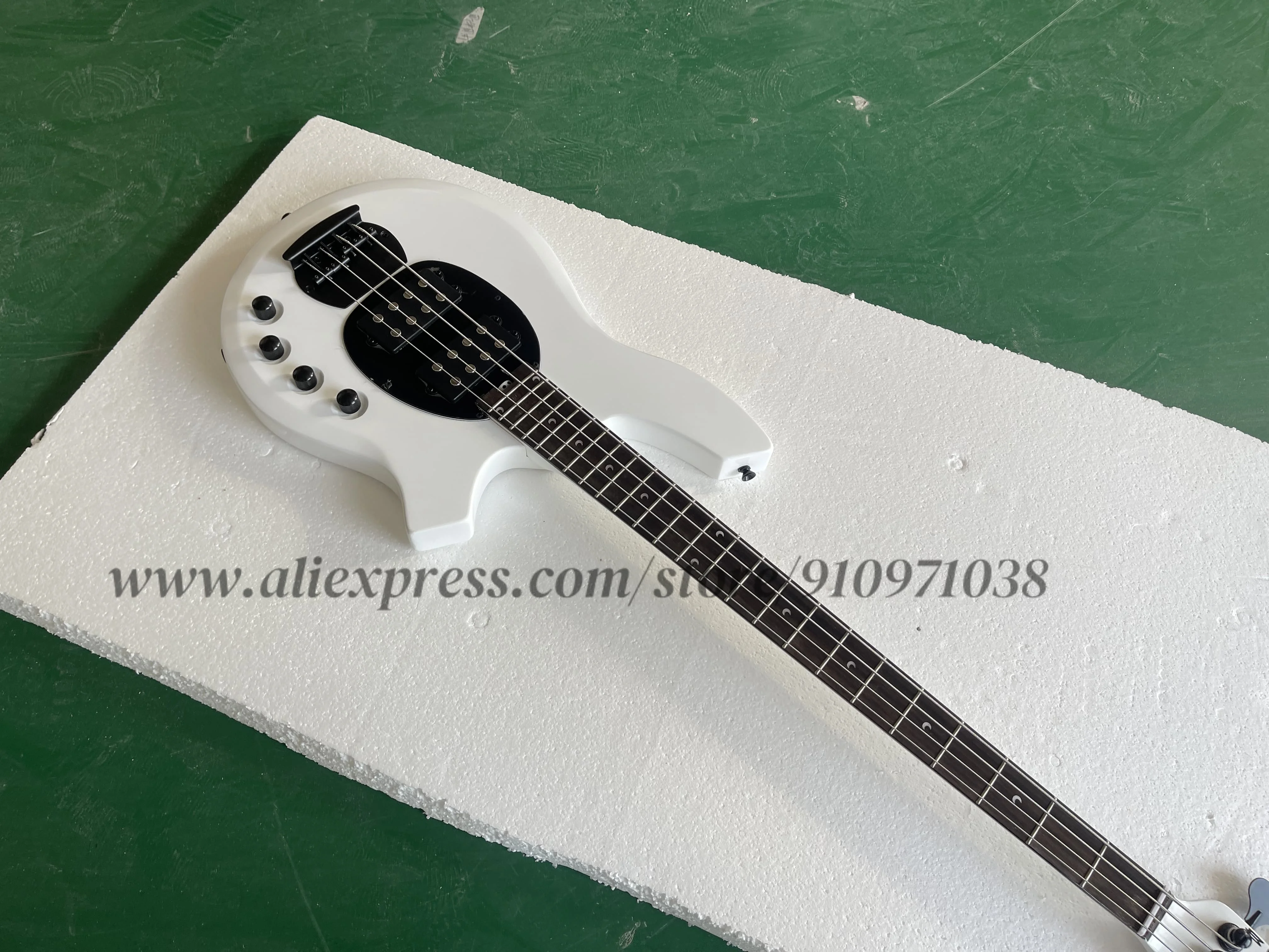 

Classic 4 string white bass, solid wood body, rose wood fingerboard with crescent-shaped inlay, active battery box, black fixed